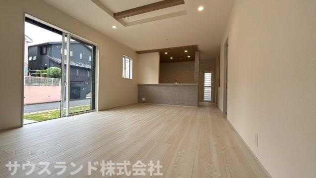 八王子市北野台1丁目の居間・リビング|子供達と楽しく笑顔で暮らす、ゆとりのあるリビング。明るいリビングには自然と家族が集まりますね！