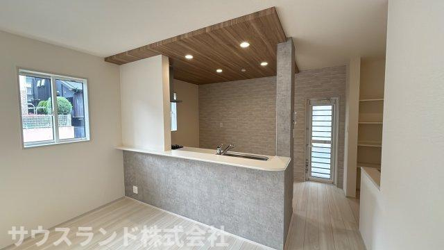 八王子市北野台1丁目のダイニング|キッチンから配膳しやすく、家族の会話も自然と弾む心地よいダイニングスペースです。