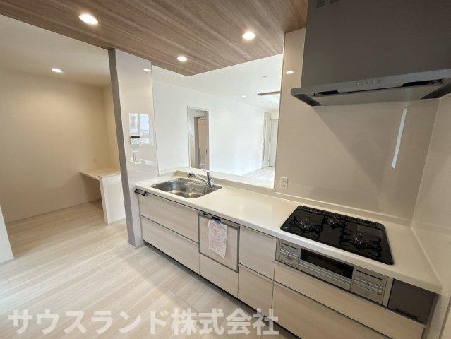 八王子市北野台1丁目のキッチン|子どもと一緒にお菓子を作ったり、夫婦で並んで夕食を準備したり。広いキッチンが、家族の絆を育む場所に。