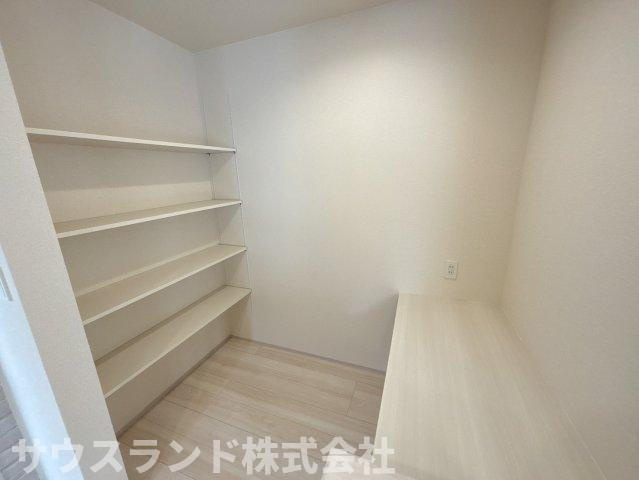 八王子市北野台1丁目の収納|キッチン横にはスッキリ片付くパントリー付き。カウンターも付いて、家事室としても利用可能です。