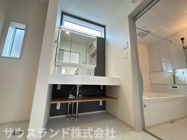 八王子市北野台1丁目の独立洗面台|洗面スペースと浴室が近く、身支度から入浴までスムーズに使える快適な水回りです。