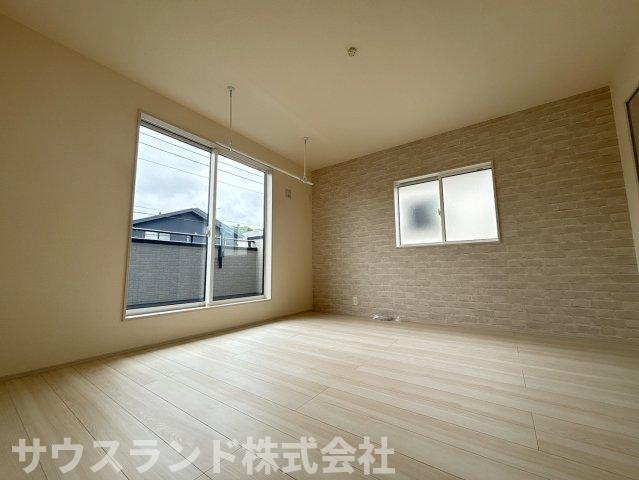 八王子市北野台1丁目の寝室|採光豊かな明るい室内。木の温もりが柔らかな印象を与えるフローリングは安らぎをもたらすプライベート空間。