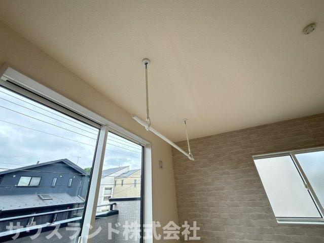 八王子市北野台1丁目のその他|室内物干し付。雨や雪の日、花粉の時期など、外に洗濯物を干せない日も室内に干す場所があるので安心です。