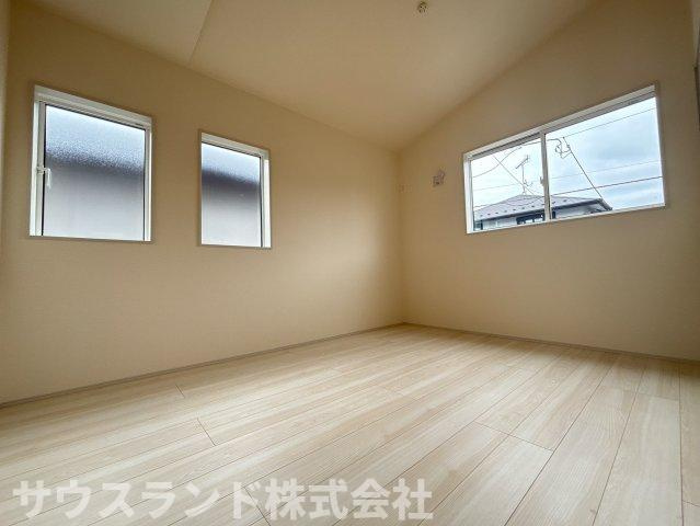 八王子市北野台1丁目の子供部屋|ナチュラルな内装が心地よい洋室。すっきりとした空間で、自分らしいインテリアを楽しめます。