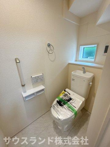 八王子市北野台1丁目のトイレ|各階にトイレを備えることで、階段の上り下りを減らせる暮らしやすい設計。