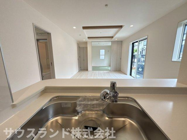 八王子市北野台1丁目のキッチン|開放的な対面式。家事をしながら、LDにも目が行き届きます。