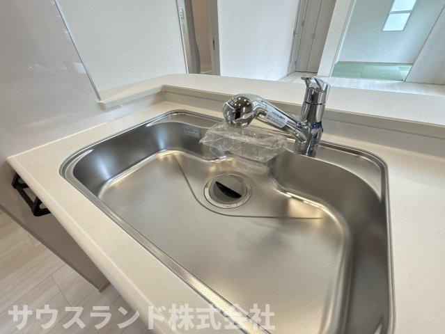 八王子市北野台1丁目の設備|浄水器付き水栓を備えたキッチンで、毎日の料理や飲み水にも手軽にきれいな水を使えます。