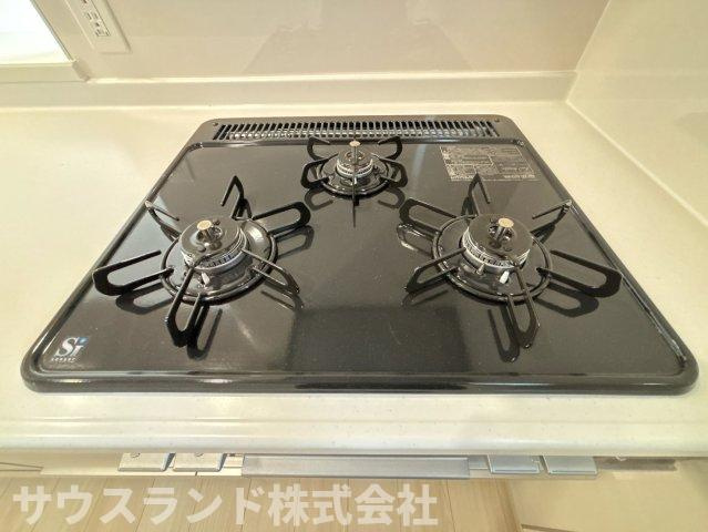 八王子市北野台1丁目の設備|煮る・焼く・炒めるを同時にこなせる三口ガスコンロで、家事効率がぐっと高まります。