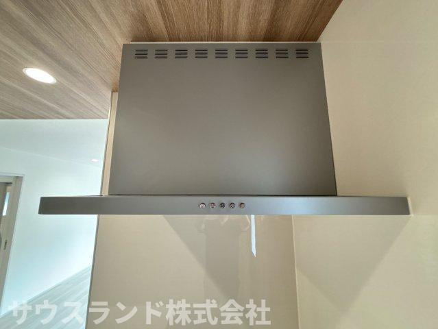 八王子市北野台1丁目の設備|スリム型レンジフードでキッチンまわりをすっきり演出。お手入れもしやすい便利な設備です。