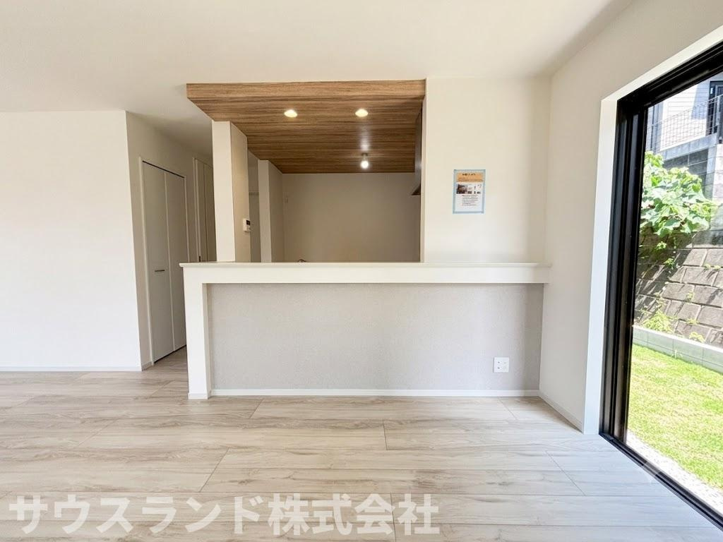 八王子市長沼町７期のキッチン|リビングを見渡せる対面式のキッチンです！お料理をしながらでも、リビングで遊ぶお子様の様子をしっかりと見守ることができます。ご家族とのコミュニケーションが自然と増える、家事動線の良い嬉しい間取りです♪
