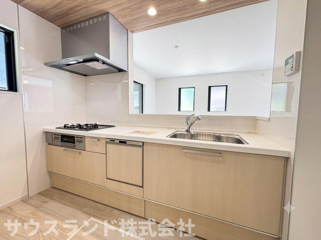 八王子市長沼町７期のキッチン|収納スペースが豊富に備わった使い勝手の良いシステムキッチンです！大きなお鍋やフライパンなどの調理器具もスッキリと片付きます。広々としたワークトップでお料理の準備もしやすく家事の効率がグンと上がります♪