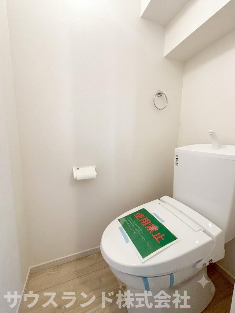 八王子市長沼町７期のトイレ|温水洗浄便座が完備された清潔感あふれるトイレです！小窓がついているため自然光が入りやすく、こまめな換気も簡単に行えます。ペーパーホルダーなどの設備も最初から揃っており、毎日快適にお使いいただけます♪