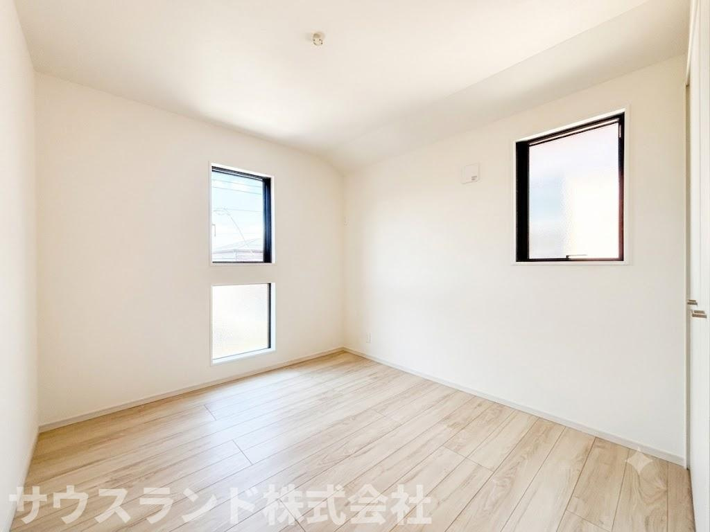 八王子市長沼町７期の洋室|二面の窓からたっぷりと自然光が差し込む大変明るい洋室です！風通しも良く一日中快適に過ごせる空間になっています。お子様の成長に合わせて子供部屋にしたり、趣味のお部屋にしたりと多目的にご活用いただけます♪