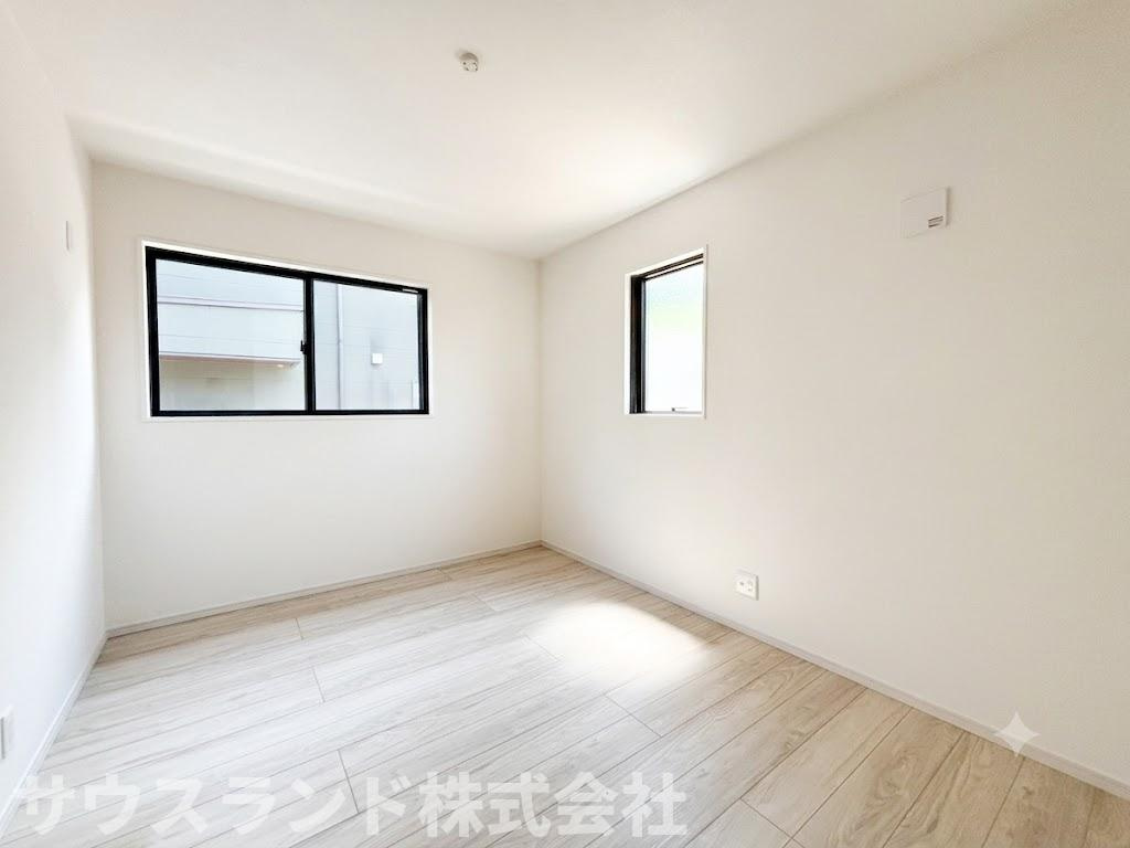 八王子市長沼町７期の洋室|どんな家具にもマッチしやすいシンプルな内装の洋室です！クローゼットも備わり、衣類やおもちゃをスッキリ片付けられます。ベッドや机を置いても余裕のある広さで、ゆったりとプライベートな時間を過ごせます♪