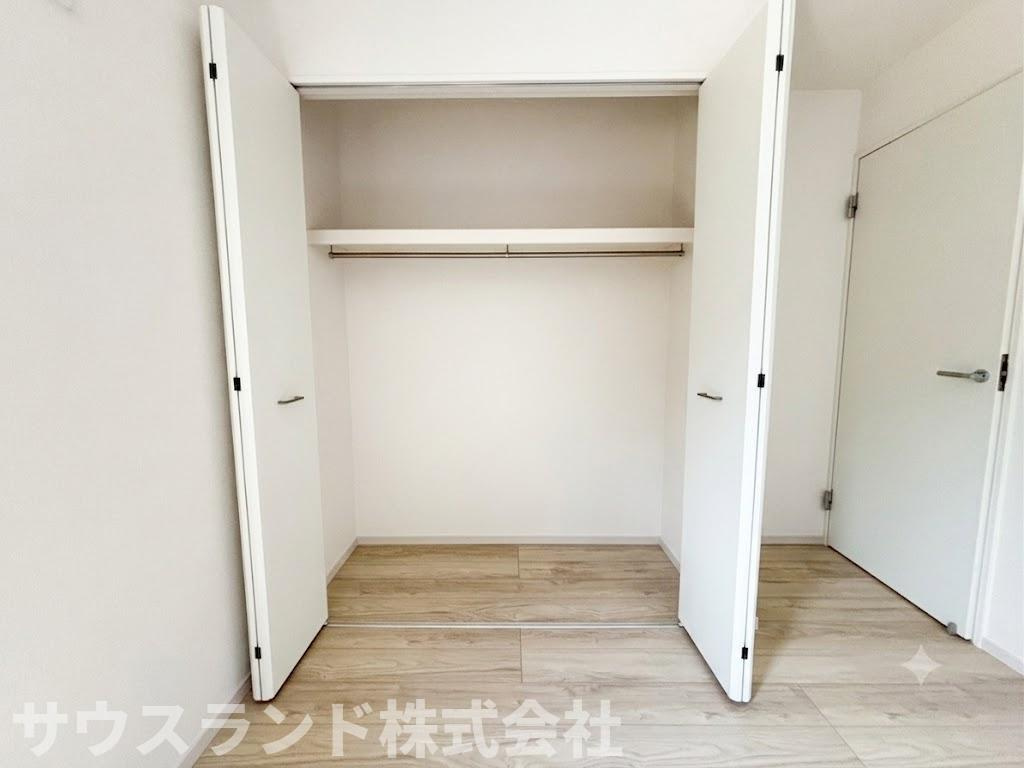 八王子市長沼町７期の収納|ハンガーパイプと上段の棚板が便利なクローゼットです！丈の長いコート類もシワにならず綺麗に掛けられます。上部のスペースには季節外の小物類もすっきりと整理整頓ができ、お部屋を広く使えますね♪