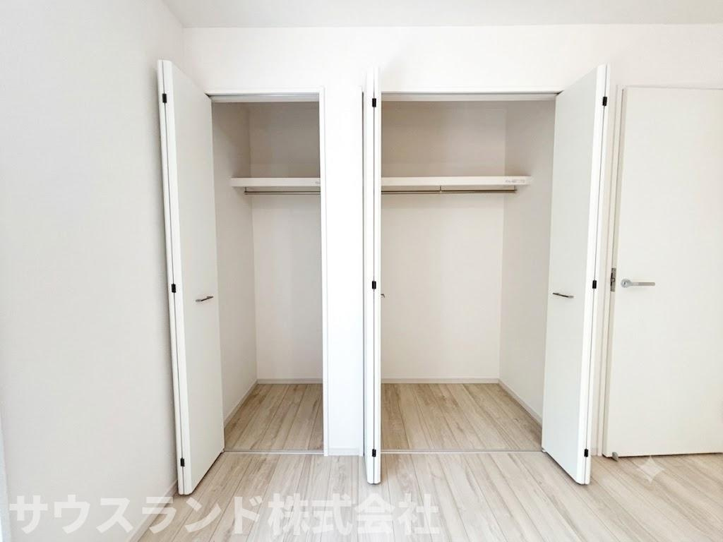 八王子市長沼町７期の収納|大きく開く折れ戸タイプのクローゼットです！両側の扉が開くので、奥にしまった衣類やカバンなどもサッと見つけやすく取り出しもスムーズです。毎日の身支度やお出かけ前の準備も気持ちよく行えますね♪