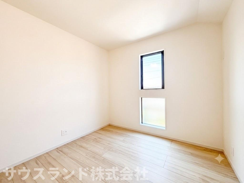 八王子市長沼町７期の洋室|二面採光で明るい日差しと心地よい風が通り抜ける洋室です！明るく清潔感のある空間は、お子様の遊び場や寝室として多目的にご活用いただけます。床はお掃除がしやすいフローリングで毎日のお手入れも簡単です♪