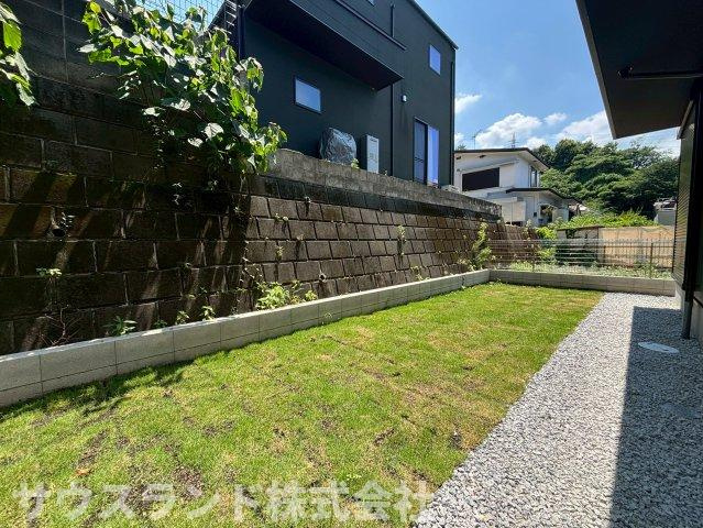 八王子市長沼町７期の庭|青々とした芝生が広がるゆったりとしたお庭スペースです！レジャーシートを広げてピクニック気分を味わったり、夏場はビニールプールを出して水遊びをしたりと、ご自宅で周りを気にせずのびのびと遊べますね♪