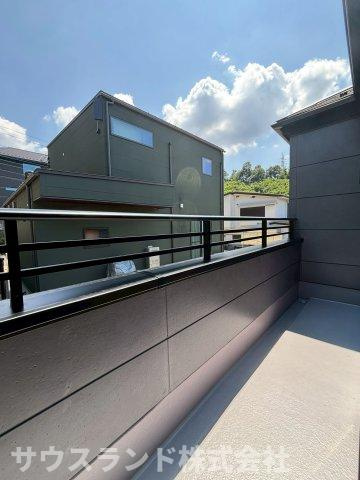 八王子市長沼町７期のバルコニー|見晴らしが良く、気持ちの良い風が吹き抜ける広々としたバルコニーです！お洗濯物をたくさん干せるのはもちろん、お布団などの大きなものも太陽の光にたっぷり当ててふかふかに干せます。お洗濯が捗りますね♪