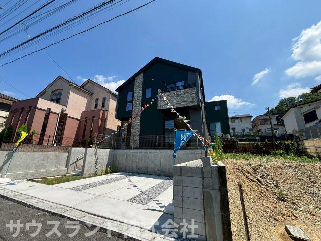 八王子市長沼町７期の外観|黒を基調としたシックで落ち着いた雰囲気のモダンな外観デザインです！駐車スペースもしっかり確保されており、自転車やベビーカーなどを置く場所としても便利にお使いいただけて、毎日のお出かけも快適です♪