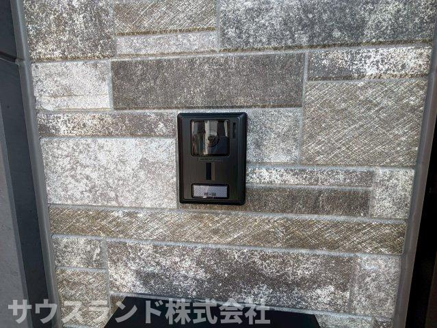 八王子市長沼町７期の防犯設備|訪問者の顔をしっかりと確認できるカメラ付きのインターホンです！お留守番中のお子様も室内から相手を確認できるため安心ですね。夜間の暗い時間帯でもお顔が見えやすく、日々の安全な暮らしをサポートします♪