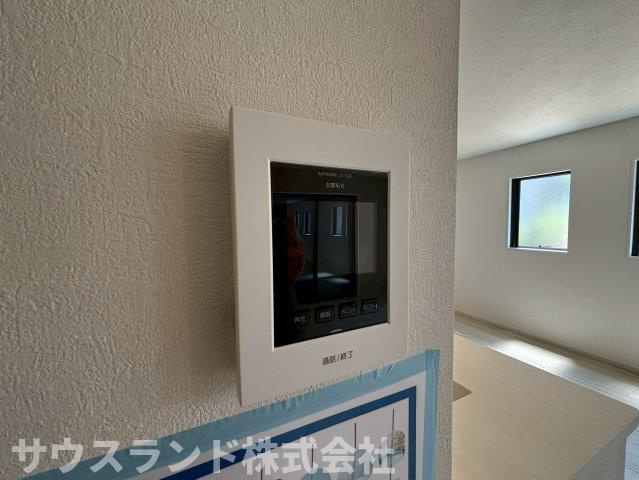 八王子市長沼町７期の防犯設備|給湯器やインターホンのモニターが壁のニッチにすっきりとまとめられています！出っ張りが少ないため、ぶつかる心配がなく安全です。操作しやすい位置に配置されており、毎日の家事の合間にもサッと確認できます♪