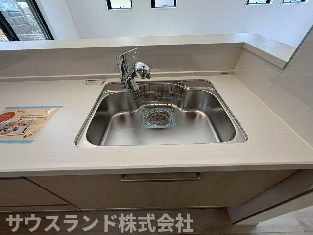 八王子市長沼町７期のキッチン|大きなお鍋やフライパンもゆったりと洗える広々としたステンレスシンクです！水はねの音が響きにくく汚れもサッと落ちやすいので、毎日のお手入れが簡単です。広々スペースでお子様と一緒にお料理を楽しめますね♪