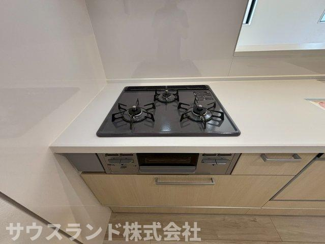 八王子市長沼町７期のキッチン|同時進行でお料理が進められる便利な3口ガスコンロです！お湯を沸かしながら炒め物と煮物など、忙しい夕方の時間帯でも効率よく家事がこなせます。グリルも付いており、お魚料理などメニューの幅も広がります♪