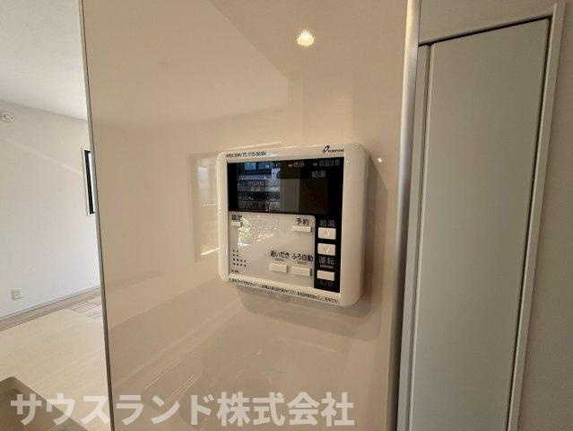 八王子市長沼町７期の設備|お風呂の準備もボタン一つで簡単に操作ができる便利な給湯器リモコンです！キッチンから離れずにお湯張りや温度調節ができるため、家事の時短に繋がります。モニター付きインターホンも横にあり動線がスムーズです♪