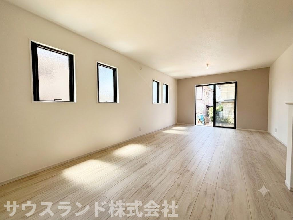 八王子市長沼町７期の居間・リビング|複数の窓からたっぷりと自然光が降り注ぐ明るいリビングダイニングです！日中は照明いらずでポカポカと温かく、快適にお過ごしいただけます。お好みの家具を置いて、ご家族好みの空間作りを楽しめるお部屋です♪