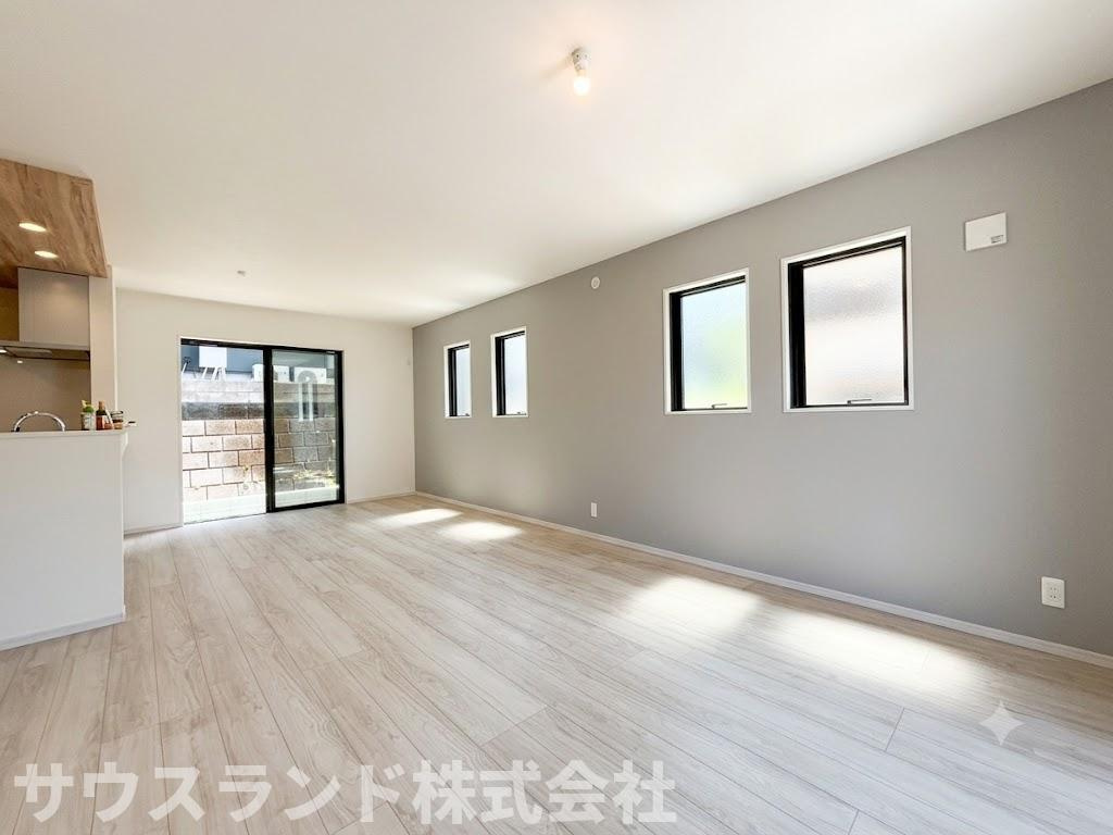 八王子市長沼町７期の居間・リビング|広々とした開放感あふれるリビングダイニングです！床は温かみのある木目調で、どんなインテリアにも馴染みやすいデザインになっています。お子様が元気に走り回っても余裕のある、のびのびと過ごせる大空間です♪