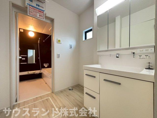 八王子市富士見町8期の脱衣所|シンプルで使いやすい洗面脱衣所。水回りにも窓が設けられており、換気良好。黴の発生を抑え、掃除などメンテナンスが楽になります。