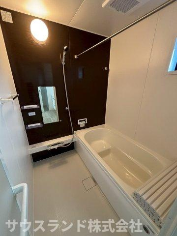 八王子市富士見町8期の浴室|腰掛付きのバスタブ。足を伸ばしてお湯に浸かり、一日の疲れを癒してください♪浴室換気乾燥暖房機付きなので、季節に関係なく快適な室温でご入浴いただけます。