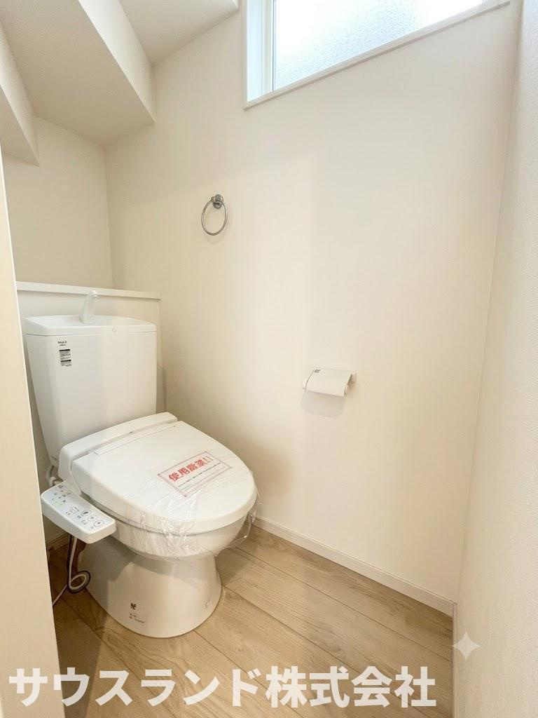 八王子市富士見町8期のトイレ|各階トイレ付きで、生活動線に合わせて使いやすい住まい。忙しい朝や夜間、来客時にも便利さを感じられる、家族に嬉しい設備です。