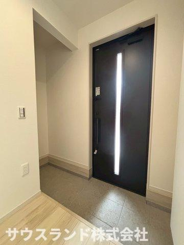 八王子市富士見町8期の玄関|玄関にはシューズボックスの他、土間収納付き。ベビーカーやゴルフバッグなど大きな物や、お子様の部活道具なども玄関周りに置いておくことができて便利です。