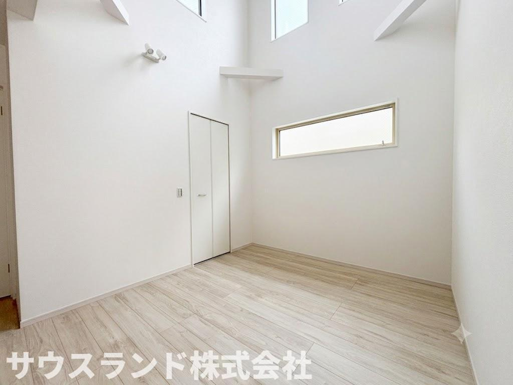 八王子市富士見町8期のその他|吹抜けならではの高さと、白を基調とした内装が調和した爽やかなリビング！複数の窓から光が入り、すっきりとした空間づくりを楽しめます♪