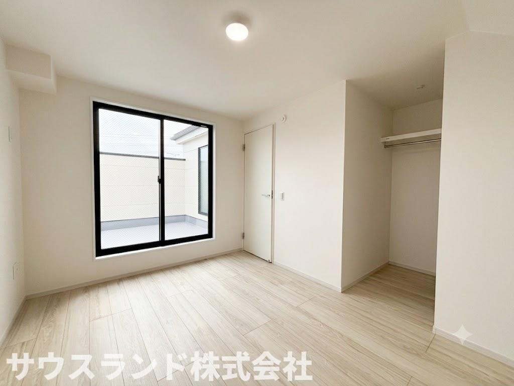 八王子市富士見町8期の寝室|明るめのフローリングですので、壁紙ともマッチングして、お部屋を更に広くさせてくれる効果も。