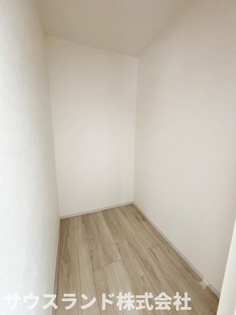 八王子市富士見町8期の収納|リビングにもウォークインクローゼットを備え、掃除用品や日用品、季節家電までまとめて収納可能！生活感を抑え、家族が集まる空間をすっきり保てます♪