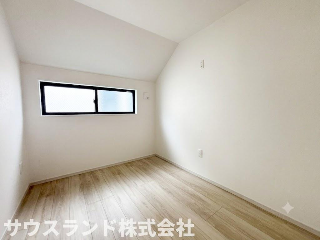 八王子市富士見町8期の子供部屋|やさしい木目の風合いが魅力の洋室。落ち着いた雰囲気の中で、くつろぎの時間を過ごせます。