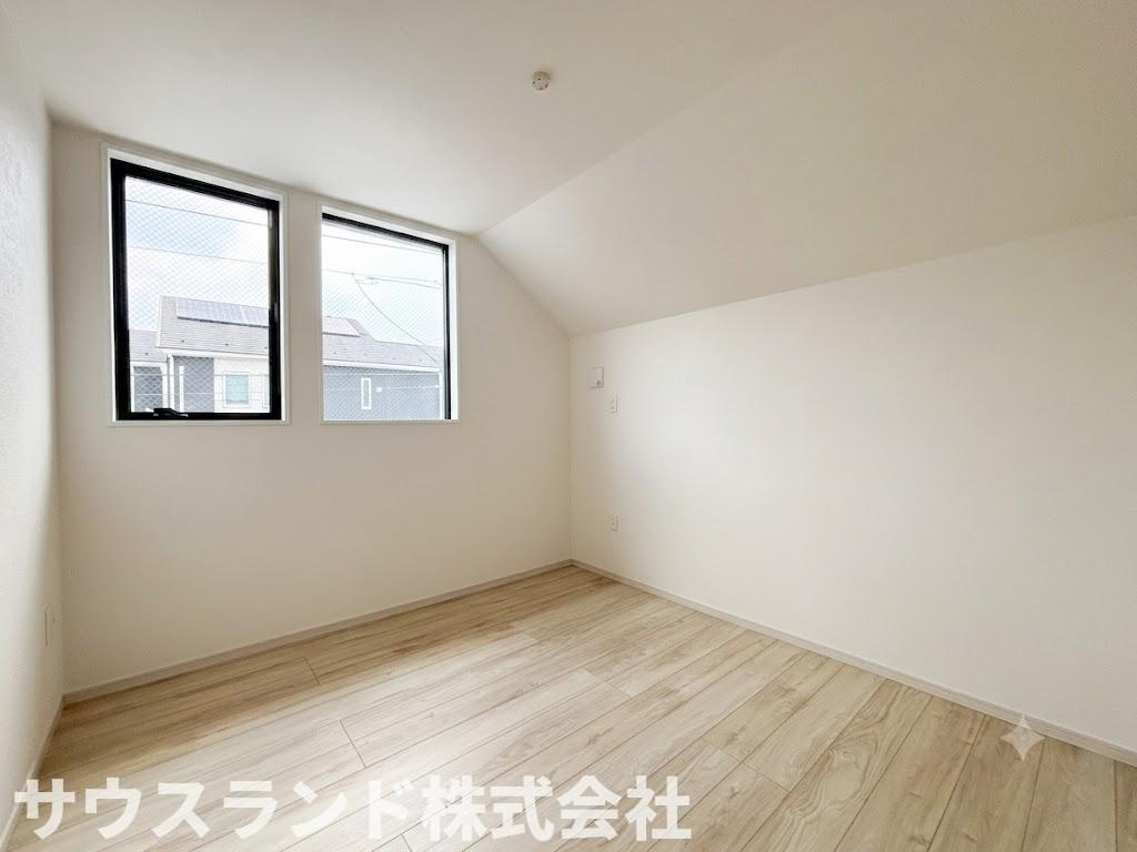 八王子市富士見町8期の洋室|シンプルな内装でお部屋自体のデザインの主張が少ないため、どんな使い方をしても違和感がなく、ライフスタイルの変化にも対応しやすいです。