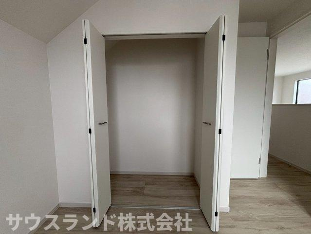 八王子市富士見町8期の収納|ワイドに開く扉で出し入れしやすい収納。衣類や小物を整理しやすく、毎日の身支度もスムーズに進められます。