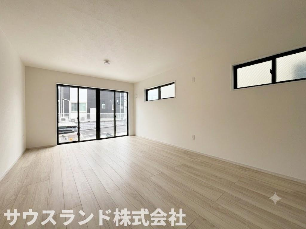 八王子市富士見町8期の居間・リビング|二方向に窓を設けたリビングは、陽当たりと風通しに恵まれた快適な空間。明るく清々しい雰囲気の中で、ゆったりとした団らん時間を過ごせます。