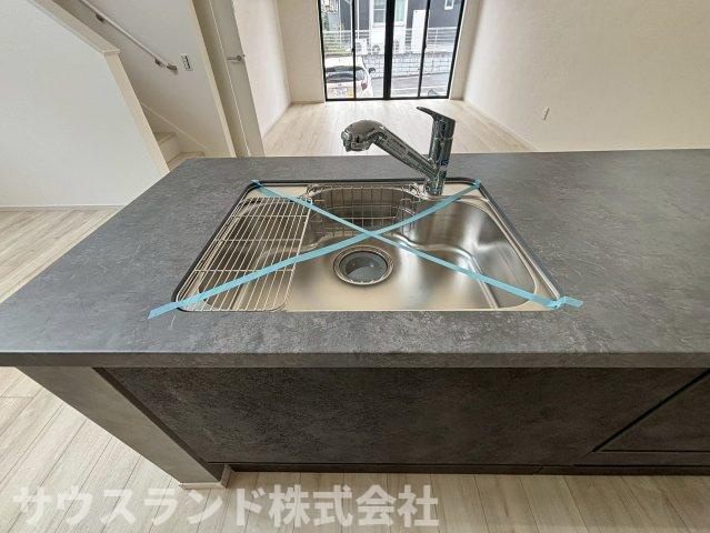 八王子市富士見町8期の設備|浄水器が一体となったキッチン水栓は、いつでも手軽にきれいな水を使える嬉しい設備。調理や飲み水にすぐ活かせる安心感が、毎日の家事をよりスムーズに、そして健康的で心地よい時間へと導いてくれます。