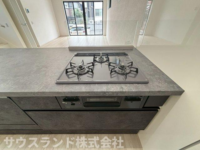八王子市富士見町8期の設備|三口コンロで鍋やフライパンをゆったり並べられ、さらにグリルで香ばしい一品が手軽に作れるこのコンロは、料理の幅をぐっと広げ、家族の食卓をより豊かに彩ってくれます。