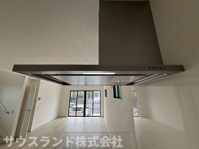 八王子市富士見町8期の設備|スタイリッシュな薄型デザインが魅力のスリム型レンジフードは、空間に馴染みながらも存在感のある機能美を演出します。