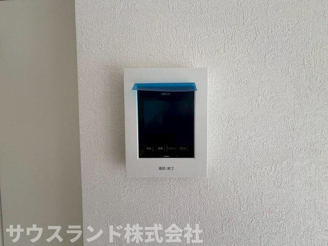 八王子市富士見町8期の防犯設備|モニター付きインターホンで玄関を確認しなくても誰が来たのかすぐわかります。また、姿を見られたくない空き巣や不審者が嫌がるため、防犯効果を高めることもでき、お子様のお留守番も安全・安心です。