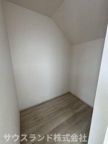 八王子市富士見町8期の収納|主寝室にはウォークインクローゼットを備え、衣類やバッグ、季節物までまとめて収納可能！寝室に家具を置きすぎず、くつろぎやすい空間を保てます♪
