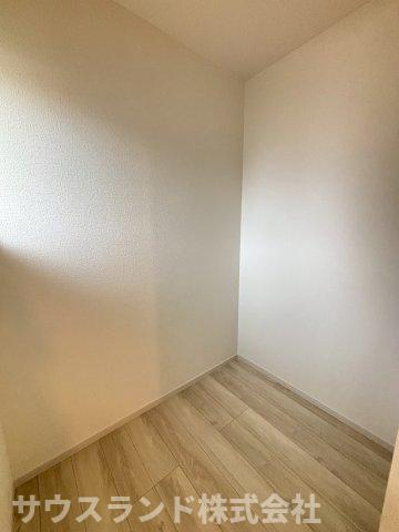 八王子市富士見町8期の収納|フリースペースを備えた、ゆとりある洗面脱衣所です！収納家具や作業台を置いてランドリールームのように活用でき、洗濯物の整理や身支度を効率よく進められます♪