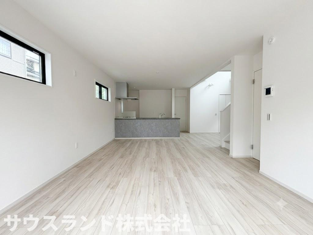 八王子市富士見町8期の居間・リビング|玄関から居室までに必ずリビングを通る「リビング階段」の間取りです。ご家族のお出かけやご帰宅が分かりやすいので挨拶が交わしくやすく、自然とコミュニケーションが増えます。