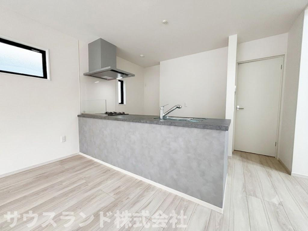 八王子市富士見町8期のキッチン|キッチンから配膳しやすく、家族の会話も自然と弾む心地よいダイニングスペースです。